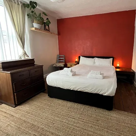 Hideaway With Garden Nyaraló